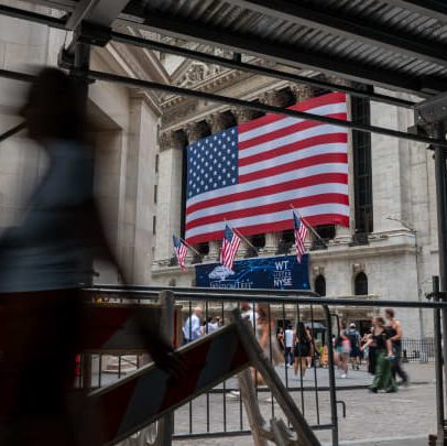 Mercados oscilam com drama entre Trump e Powell, enquanto empresa de IA fecha negócio
