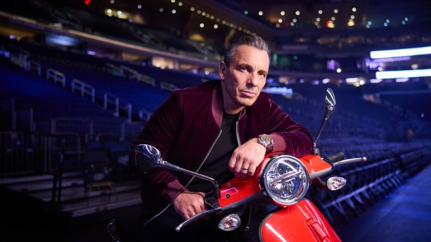 Maniscalco, o comediante que mais arrecadou em 2025 até agora segundo o Billboard Boxscore, discute seu novo especial no Hulu, seu podcast sobre Charles Ponzi e como está aproveitando um tempo de descanso. (Foto: Reprodução)