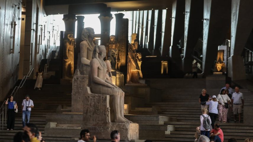 Vista da grande escalinata no Grande Museu Egípcio, o "museu mais grande do mundo que exibe artefatos de um único país", que inclui 12 salas de exibição que abrangem toda a história antiga do Egito, em 15 de outubro de 2024 em Gizé, Egito. (Foto: Anadolu via Getty Images)
