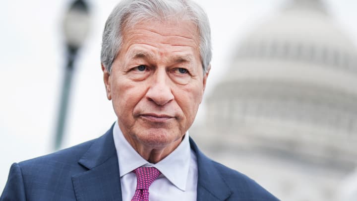 Jamie Dimon, CEO do JPMorgan Chase, deixa o Capitólio dos EUA após uma reunião com membros republicanos do Comitê de Bancos, Habitação e Assuntos Urbanos do Senado sobre a questão do desbancamento em 13 de fevereiro de 2025. (Foto: Tom Williams | Cq-roll Call, Inc. | Getty Images)