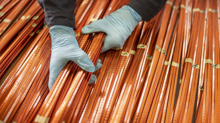 Close up de um engenheiro elétrico inspecionando enrolamentos de cobre em uma fábrica de engenharia elétrica. (Foto: Monty Rakusen | Digitalvision | Getty Images)