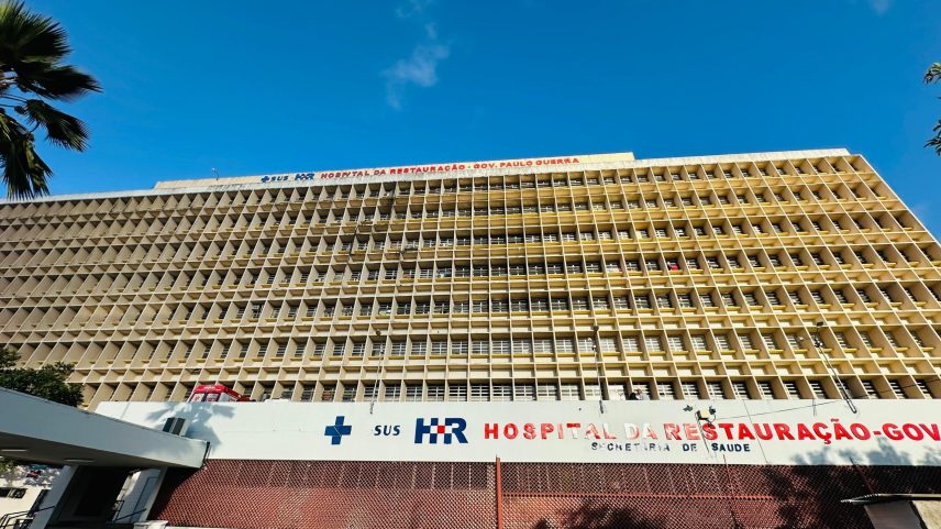 Menina baleada na cabeça está internada na UTI do Hospital da Restauração (Foto: Divulgação/SESPE)