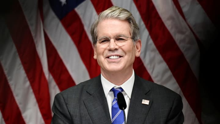 Secretário do Tesouro dos EUA, Scott Bessent, participa de uma coletiva de imprensa na sede do governo Rosenbad após o término das negociações comerciais entre os EUA e a China, em Estocolmo, Suécia, 29 de julho de 2025. (Foto: Magnus Lejhall | TT | Via Reuters)