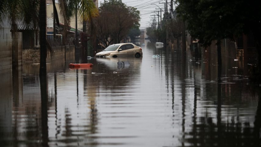 Rua alagada em enchente no Rio Grande do Sul (Foto: Anselmo Cunha / AFP)