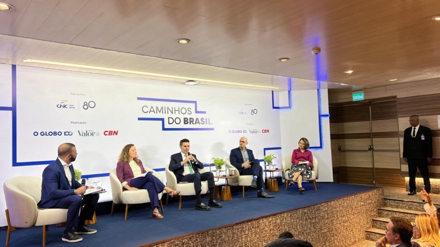 Ministro das Cidades, Jader Barbalho Filho, o superintendente de Infraestrutura do BNDES, Felipe Borim, e a diretora-executiva do ITDP Brasil, Clarisse Cunha Linke (Foto: Ana Branco / Agência O Globo)