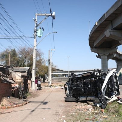 Caminhão-cegonha tomba e provoca queda de carro em ponte de Porto Alegre