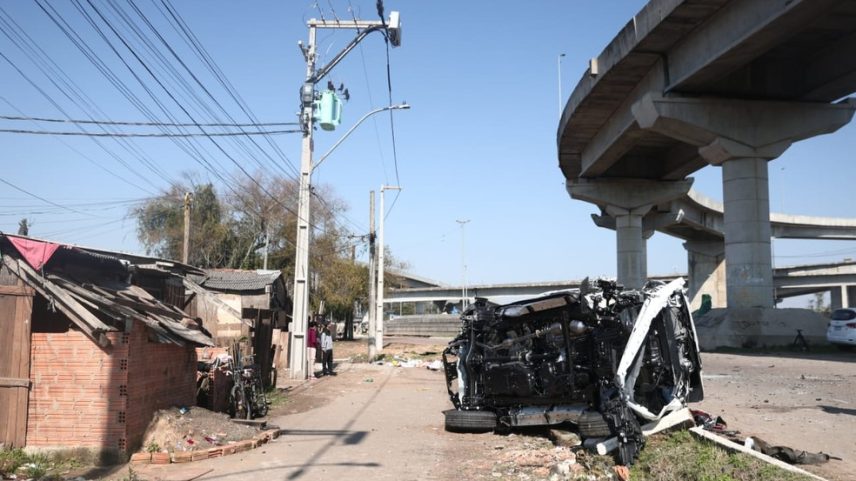 Carreta cegonha tomba em alça da nova ponte do Guaíba, em Porto Alegre (Foto: Jonathan Heckler/Agência RBS)
