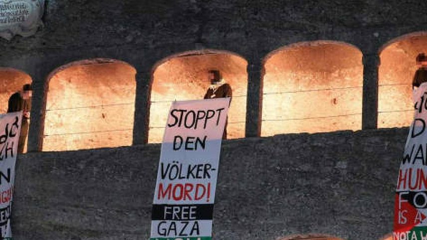 Protesto de grupo pró-Palestina durante a abertura do Festival de Salzburg, na Áustria (Foto: Reprodução/X)