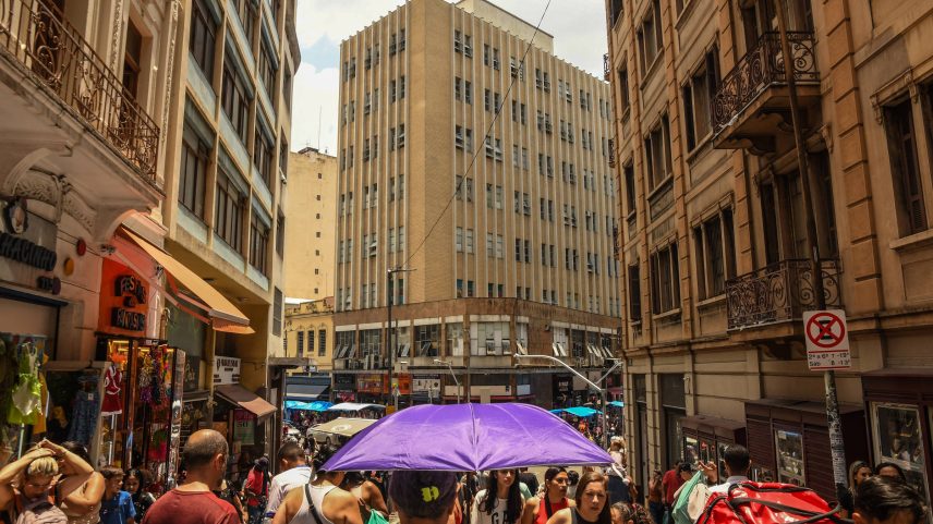 Movimentação na região da rua 25 de março, no centro de São Paulo, em dia de calor (Foto: Karime Xavier - 17.dez.24/Folhapress)