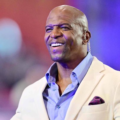 Terry Crews se emociona ao receber pôster autografado de 'Cidade de Deus'