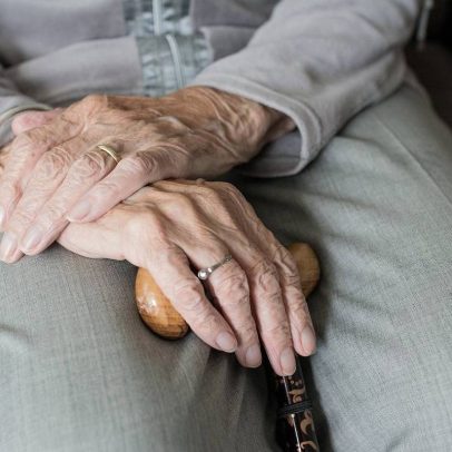Mulheres representam quase 95% dos cuidadores de pessoas com demência no Brasil