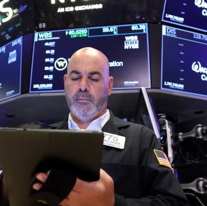 Futuros de ações se mantêm estáveis após resultados e dados econômicos positivos
