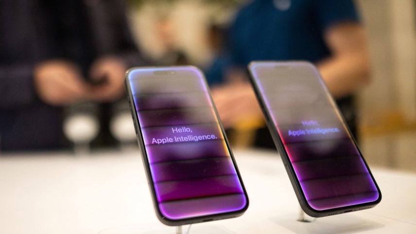 Telas de boas-vindas de Inteligência Artificial em smartphones iPhone 16 em uma loja da Apple (Foto: Chris Ratcliffe/Bloomberg)