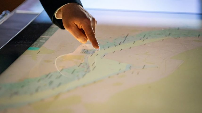 Uma carta náutica digital no ponte de comando de um portacontenedores alemão. (Foto: Jonas Walzberg/ (Picture alliance / Getty Images))