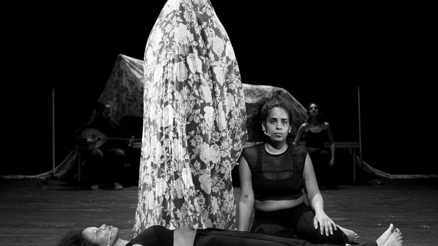 Cena do espetáculo de dança 'Quand J'ai Vu la Mer', de Ali Chahrour (Foto: Lea Skayem/Divulgação)