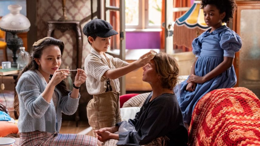 Estela (Larissa Manoela) visita o abrigo de Zulma (Heloisa Périssé) em 'Êta mundo melhor!' (Foto: Fábio Rocha/Globo)