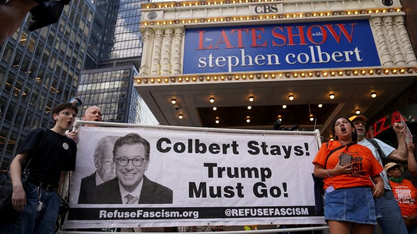 Protesto nesta segunda-feira diante dos quartéis da CBS em Nova York, após o anúncio de que Stephen Colbert não continuará na emissora no próximo ano. (Foto: RYAN MURPHY/REUTERS)