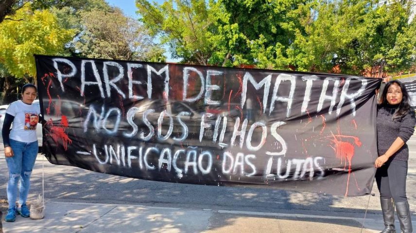 Joice Silva, mãe de Guilherme Guedes, e Silvia Cárdenas, mãe de Marco Aurélio, durante ato em São Paulo (Foto: Paulo Eduardo Dias/Folhapress)