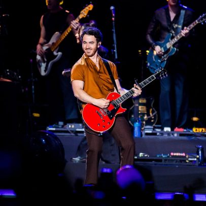 Kevin Jonas admite ter quase perdido toda sua fortuna após separação dos irmãos