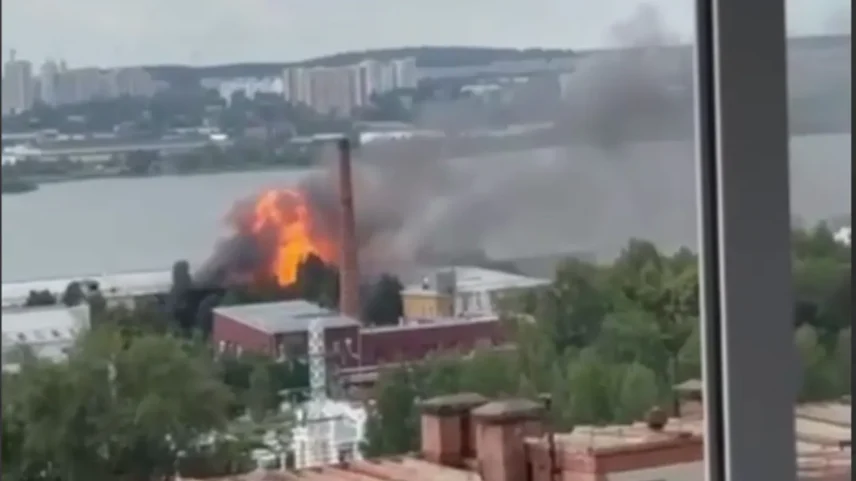 Uma explosão no telhado de um prédio de fábrica foi registrada em um vídeo postado nas redes sociais e verificado pela BBC - Foto: t.me/russianocontext