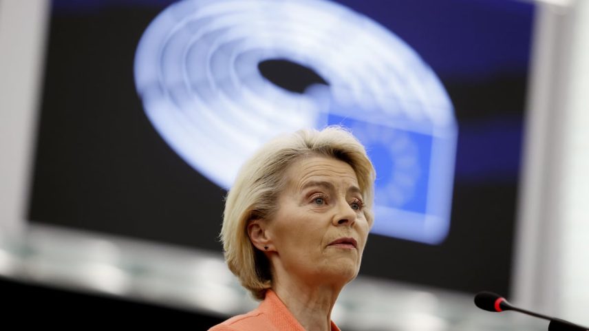 A presidenta da Comissão Europeia, Ursula von der Leyen, durante o debate sobre a mocão de censura a que foi submetida em Estrasburgo no início de julho. (Foto: GUILLAUME HORCAJUELO / EFE)
