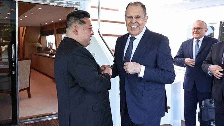O chanceler russo, Sergei Lavrov (esq.), cumprimenta o líder norte-coreano, Kim Jong-un em Wonsan (Foto: Ministério das Relações Exteriores da Rússia/ AFP)