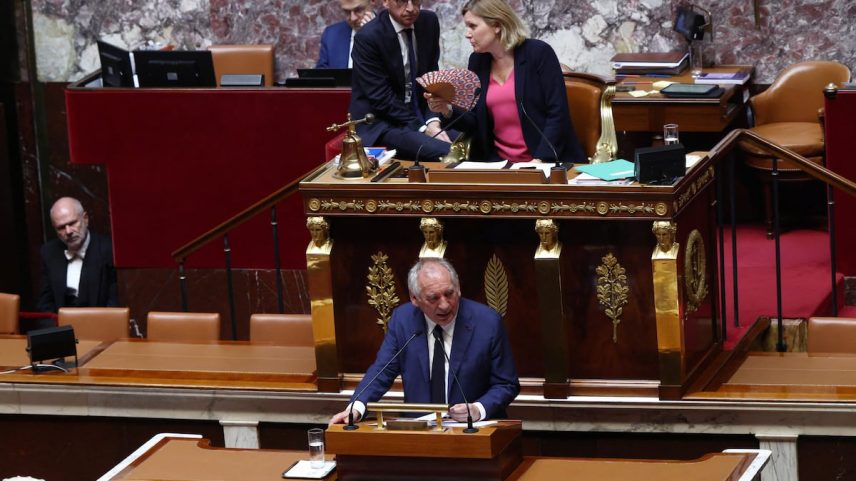 O primeiro-ministro francês, François Bayrou, nesta terça-feira durante o debate da moção contra seu Governo na Assembleia Nacional, em Paris. (Foto: Tom Nicholson/REUTERS)