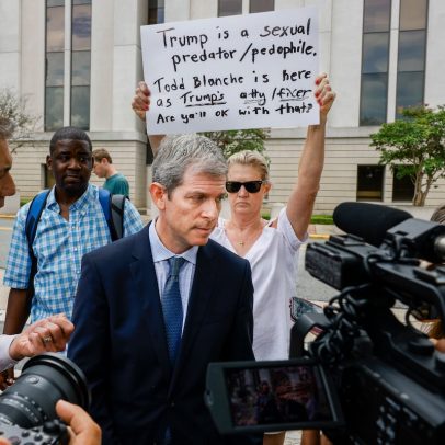 Trump nega ter recebido informações sobre lista de Epstein e avalia perdão a Maxwell