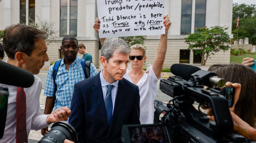 David Oscar Markus, advogado de Ghislaine Maxwell, fala com a imprensa em Tallahassee, Florida, este sexta-feira. (Foto: Colin Hackley/AP)