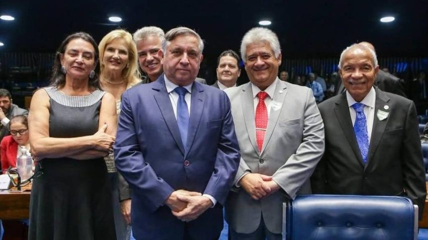 Senador Izalci Lucas ao lado de Adriano Marrocos (de terno cinza) durante sessão solene no Senado Federal (Foto: @adriano_marrocos no Instagram)