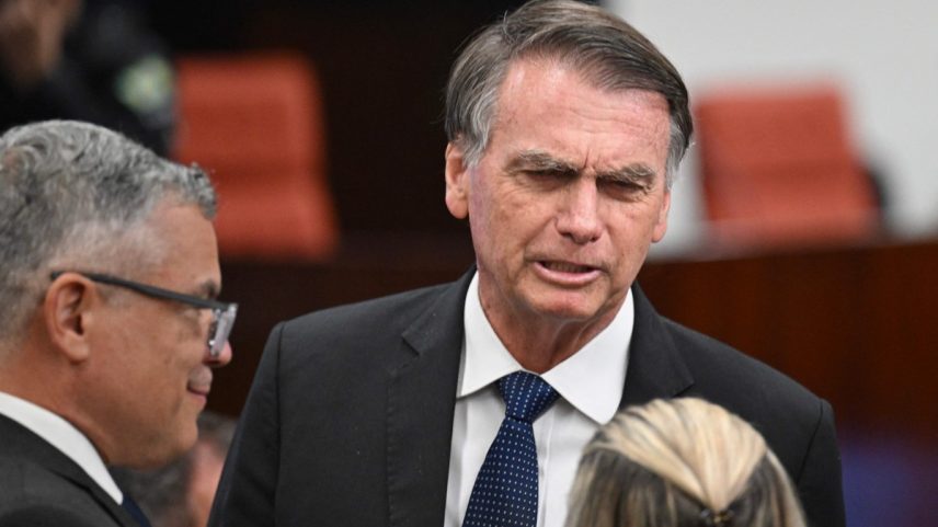 Jair Bolsonaro conversa com seus advogados durante julgamento no STF, em 10 de junho de 2025, em Brasília. Ele nega envolvimento em suposto plano de golpe após a derrota para Lula em 2022. (Foto: EVARISTO SA / AFP)