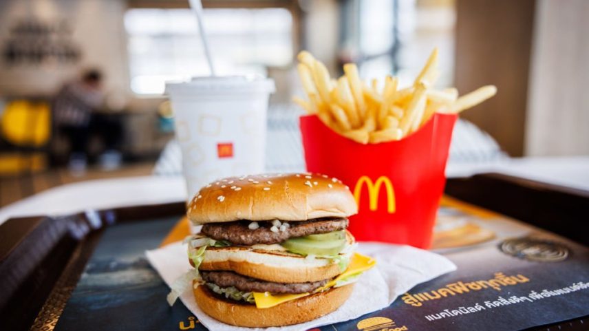 Combos de US$ 5 e menu de US$ 3 são aposta para atrair clientes de volta (Foto: Lauren DeCicca / Correspondente autônomo/Getty Images)