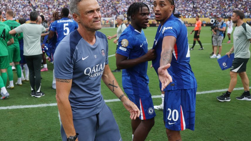 Luis Enrique e João Pedro se desentendem após apito final de Chelsea 3x0 PSG (Foto: Michael Regan - FIFA/FIFA via Getty Images)