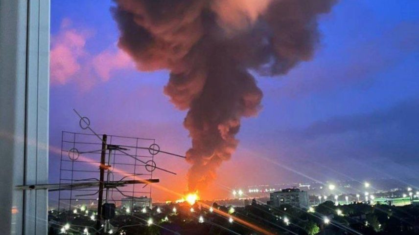 Incêndio em refinaria de petróleo em Azov, na Rússia, após ataque de drone (Foto: Reprodução / redes sociais)