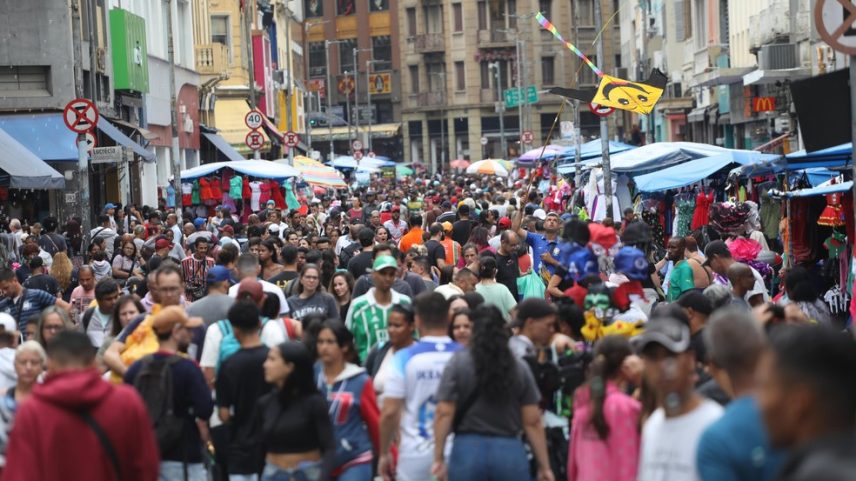Consumidores na Rua 25 de Março, Centro de SP, em imagem em dezembro de 2023 (Foto: Renato S. Cerqueira/Futura Press/Estadão Conteúdo)