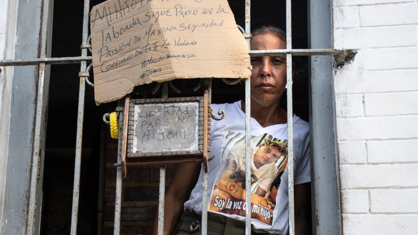 Yenisey Taboada, mãe de Duannis, pede a liberdade de seu filho na janela de sua casa, em 28 de julho de 2025, em Arroyo Naranjo, La Havana (Cuba). (Foto: El País)