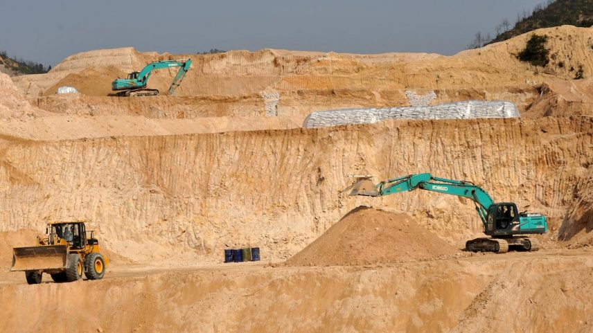 Chineses trabalham em mina de terras raras em Ganxian, China (Foto: AP / AP)