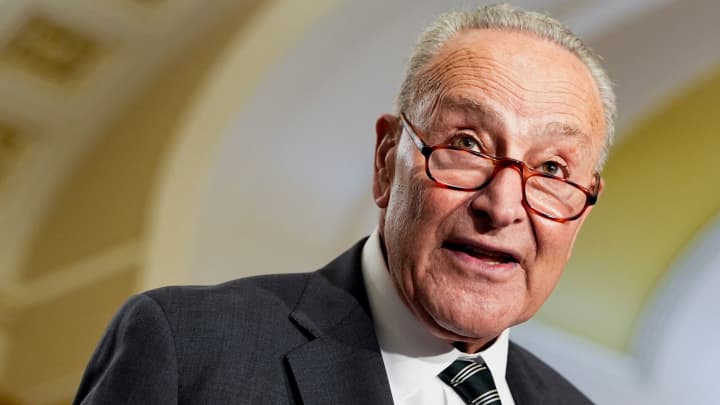 Líder da minoria no Senado dos EUA, Chuck Schumer (D-NY), realiza uma coletiva de imprensa após o almoço semanal da caucus no Capitólio, em Washington, D.C., EUA, em 29 de julho de 2025. (Foto: Kent Nishimura | Reuters)