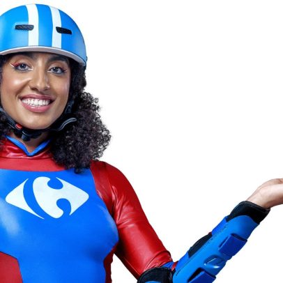 Patinadora do Carrefour retorna em campanha comemorativa de 50 anos da rede