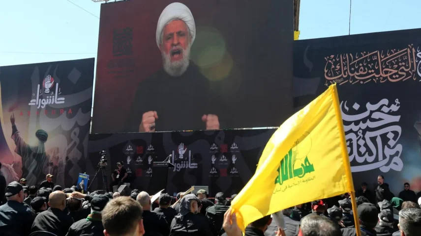Sheikh Naim Qassem, líder do Hezbollah, se dirigiu aos apoiadores em Beirute no dia 6 de julho (Foto: EPA)