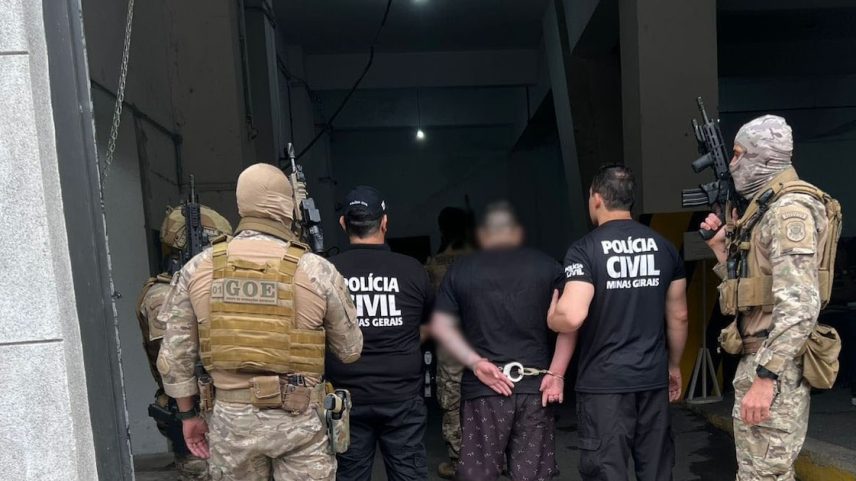 Bruno Santana, conhecido como 'Kross', foi preso em Praia Grade; investigado por envolvimento em tentativas de homicídio contra policiais penais em Uberlândia. (Foto: PCMG/Divulgação)