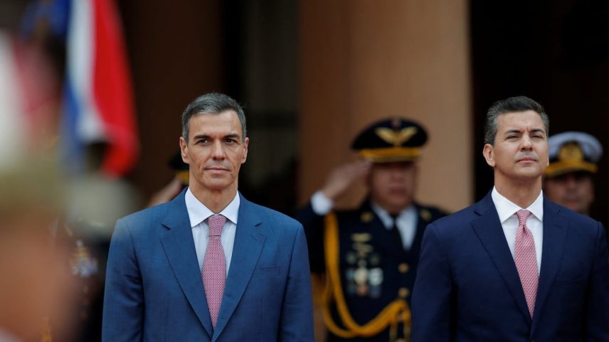 Pedro Sánchez e Santiago Peña, na semana passada em Asunción. (Foto: Cesar Olmedo/REUTERS)