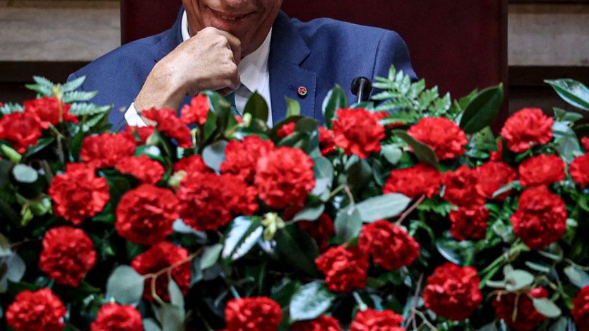 Marcelo Rebelo de Sousa observa André Ventura, da ultradireita do Chega, no Parlamento (Foto: Filipe Amorim/AFP)