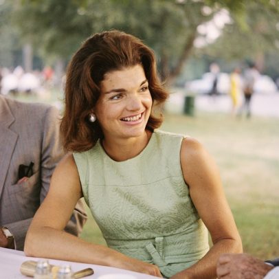 Jackie O reinventa seu estilo com 7 atualizações de moda icônicas
