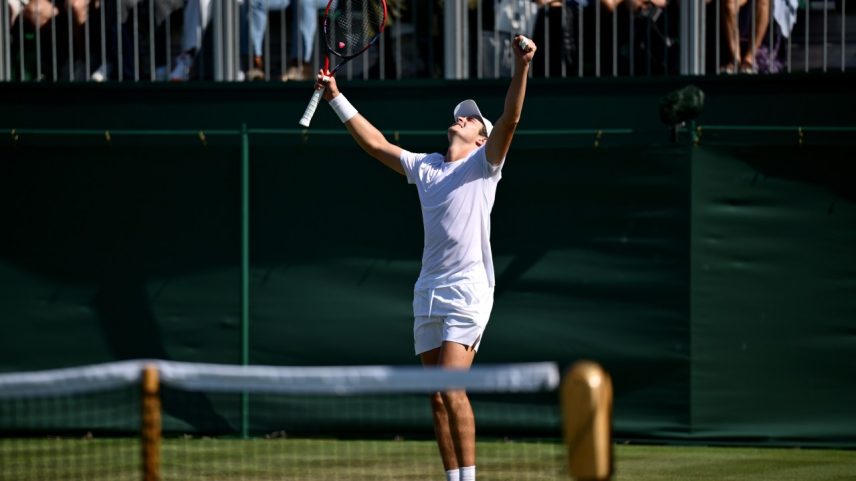 TRABALHAR, ACREDITAR E SONHAR - João Fonseca segue vivo em Wimbledon (Foto: Hannah Peters/Getty Images)