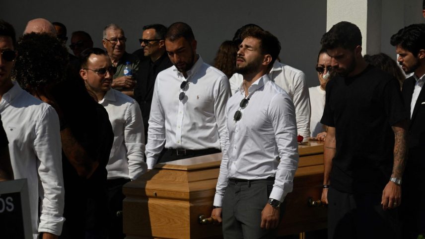 Ex-colegas de profissão carregam caixão em enterro de Diogo Jota e André Silva (Foto: Reprodução/Instagram)