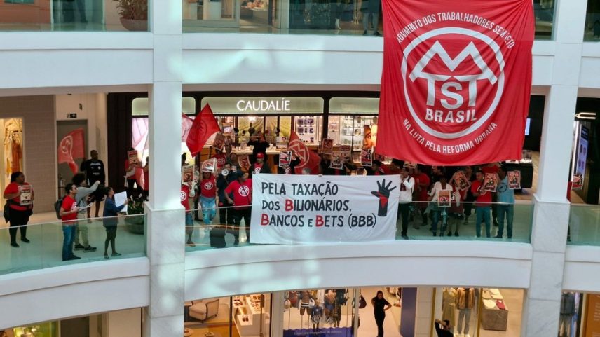 Protesto no Shopping Leblon cobra taxação de bilionários, bancos e bets (Foto: Comunicação MTST)