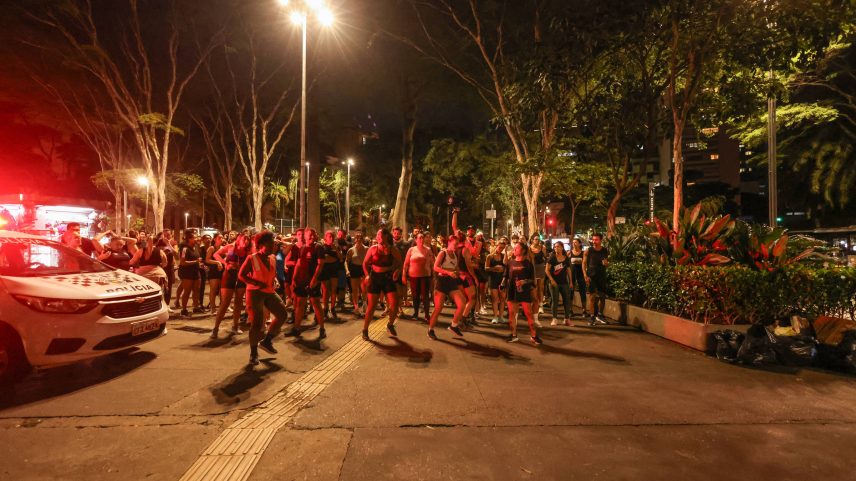 Grupo de corrida de rua chamado Vem Com Nóis que se reúne para correr na avenida Paulista, em São Paulo (Foto: Karime Xavier - 5.fev.25/Folhapress)