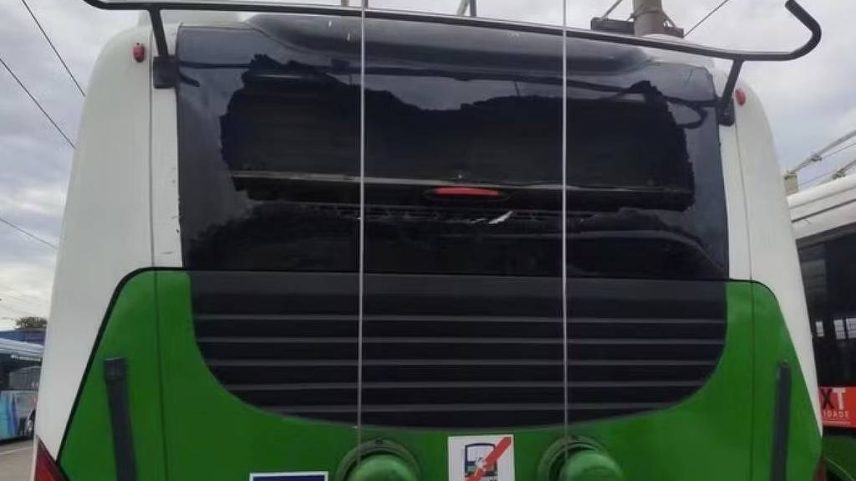 Veículo que transporta passageiros da frota municipal foi atingido na parte traseira (Foto: Reprodução)