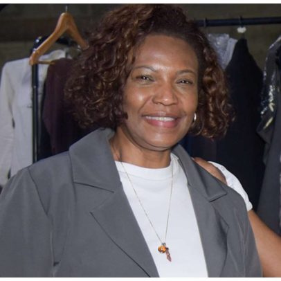 Ex de Brown marca presença em desfile da coleção de roupas da filha